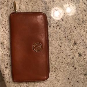 Tory Burch wallet  Like new condition!